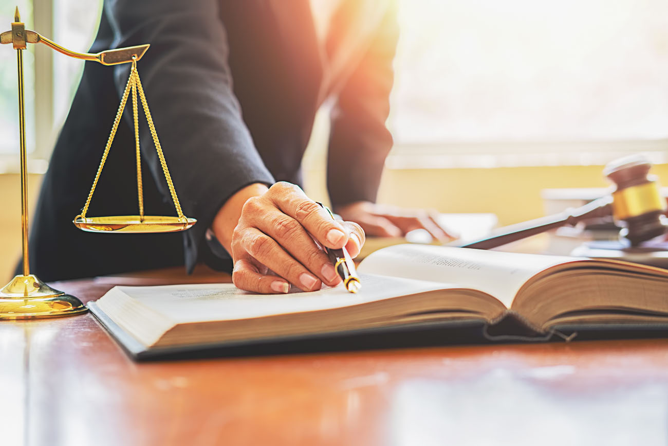 صياغة وتدقيق العقود